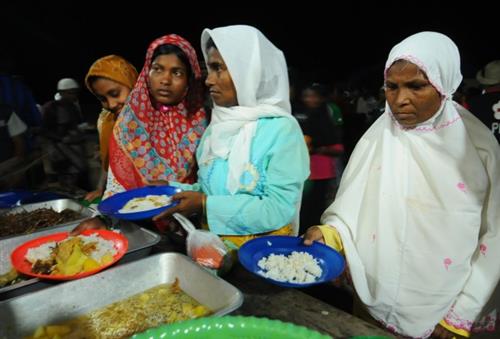 Rohingya, locals observe Ramadan in Indonesian shelters
