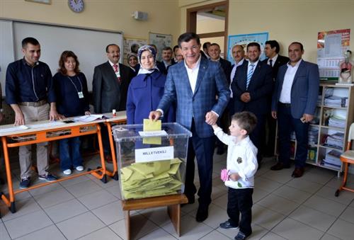 PM and party leaders vote in Turkish general election