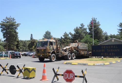 Turkish army steps up security on Syrian border